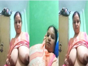 Desi bhabhi Shows her Big Boobs Desi bhabhi Shows her Big Boobs