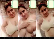 Desi BBW Bhabhi Shows Boobs
