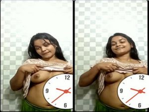 Sexy Indian Girl Shows Boobs Sexy Indian Girl Shows Boobs